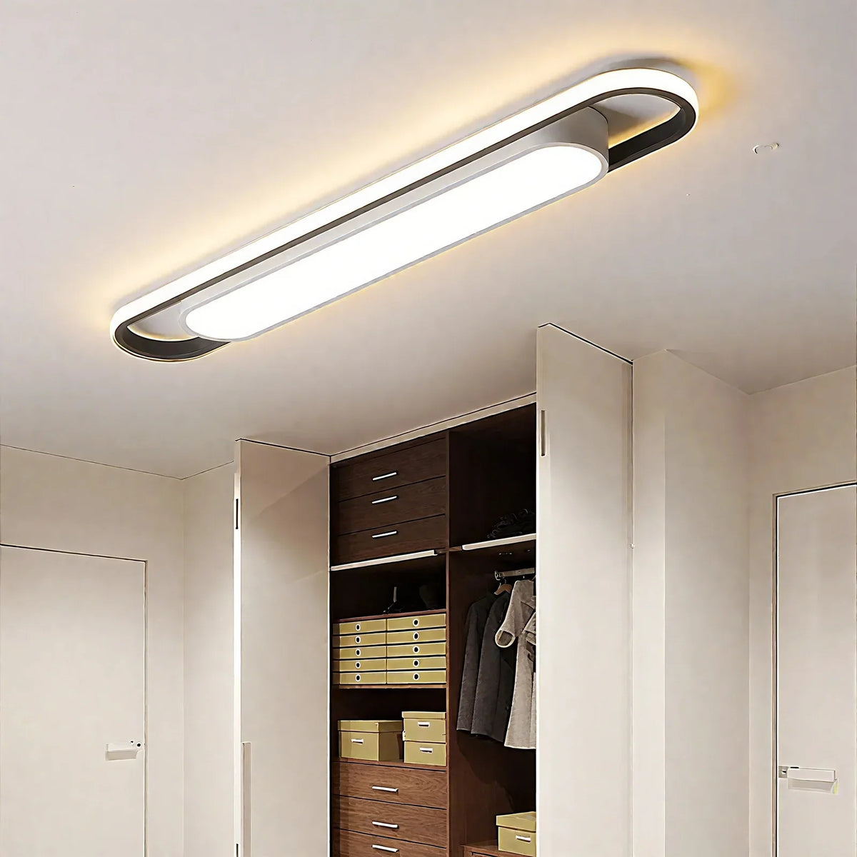 Plafonnier LED ovale allongé dans le passage d’un dressing