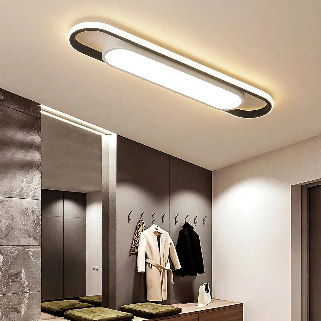 Plafonnier LED ovale allongé dans une entrée moderne