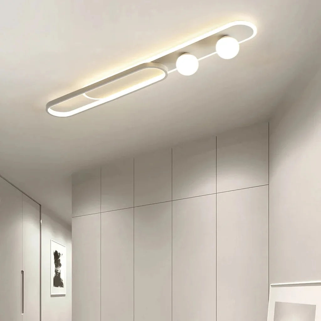 Plafonnier ovale à globes dans un couloir moderne