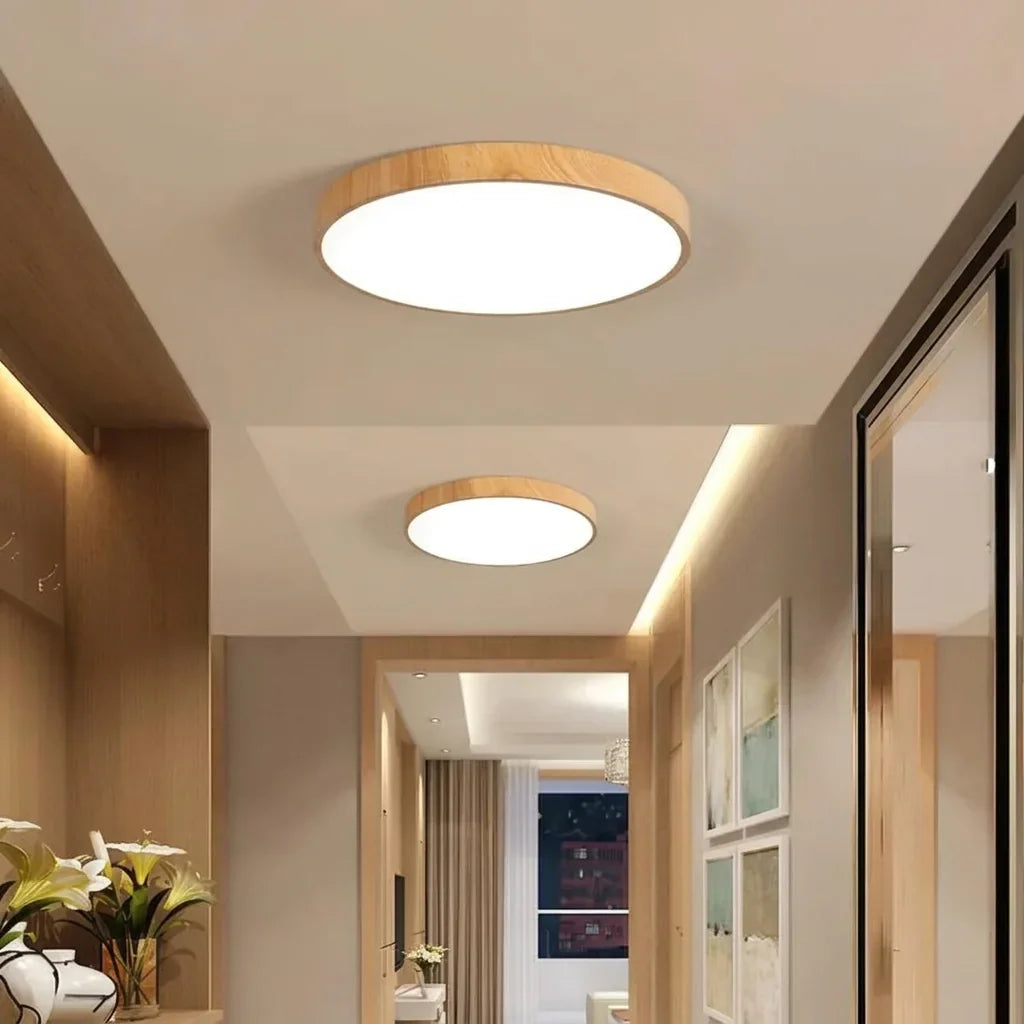 Deux plafonniers LED effet bois dans un couloir