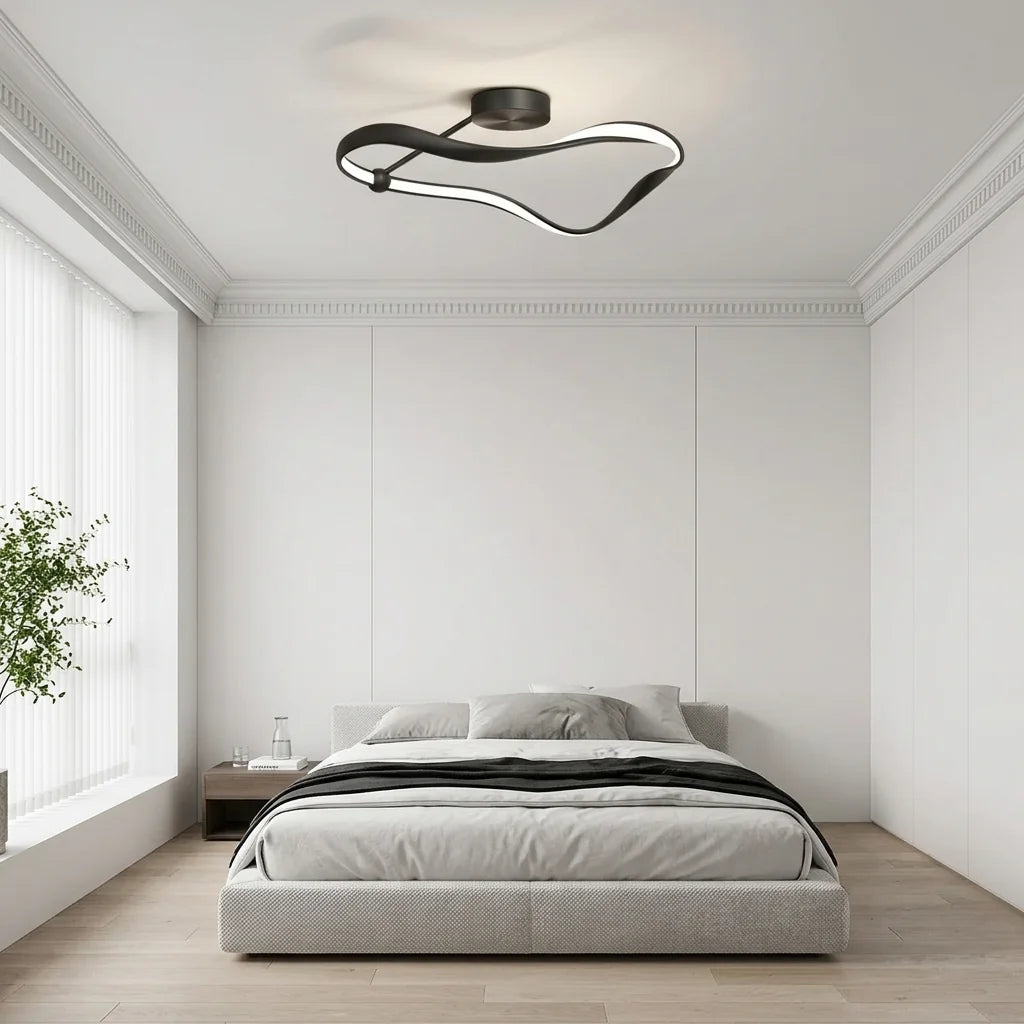 Plafonnier ruban noir dans une chambre minimaliste claire