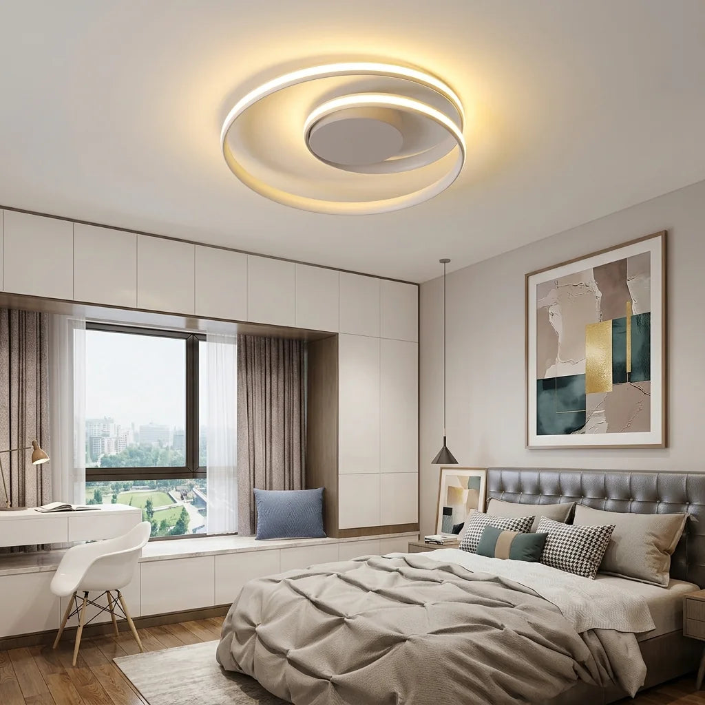 Plafonnier spirale blanc dans une chambre claire