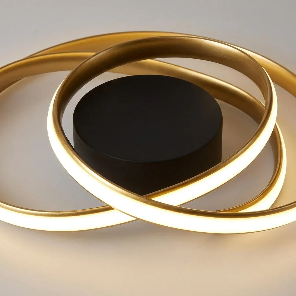 Spirale dorée et bande LED vues de près