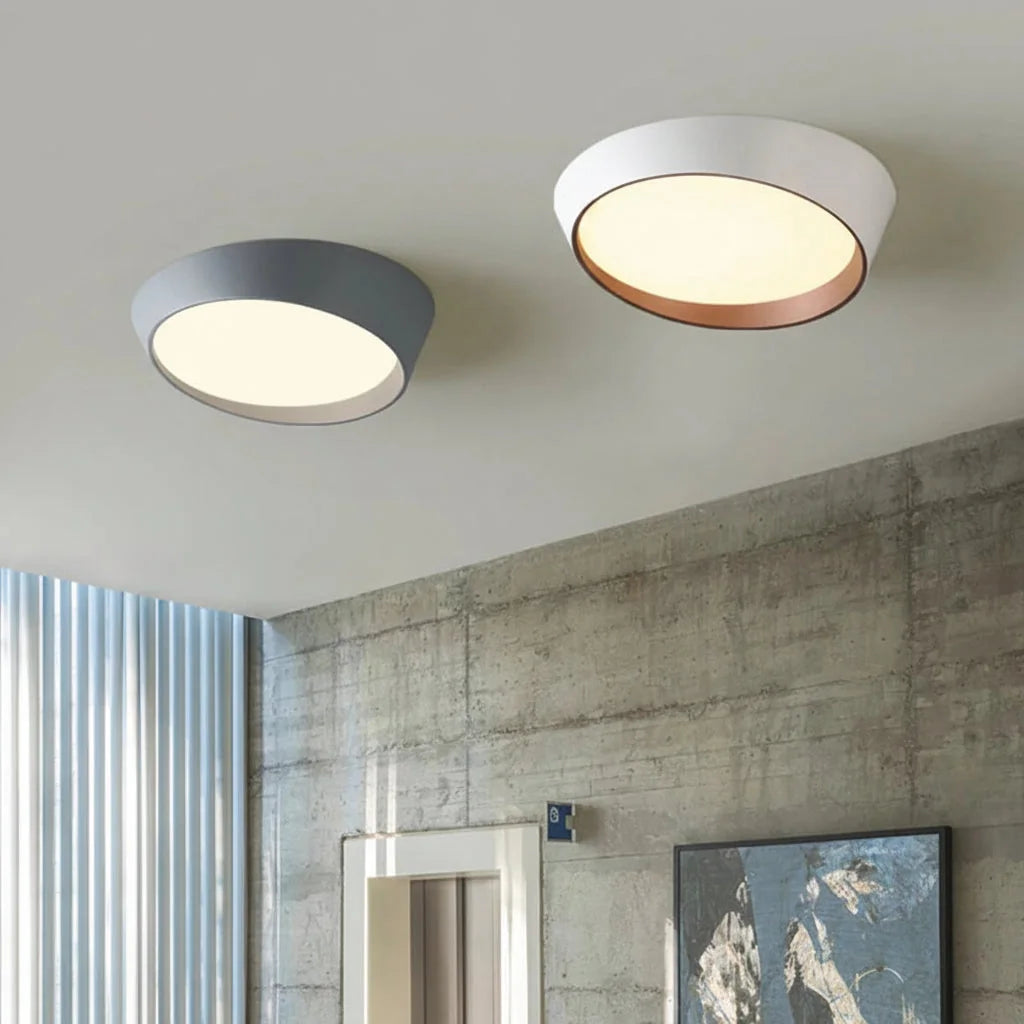 Plafonniers tambour gris et blanc dans un couloir moderne