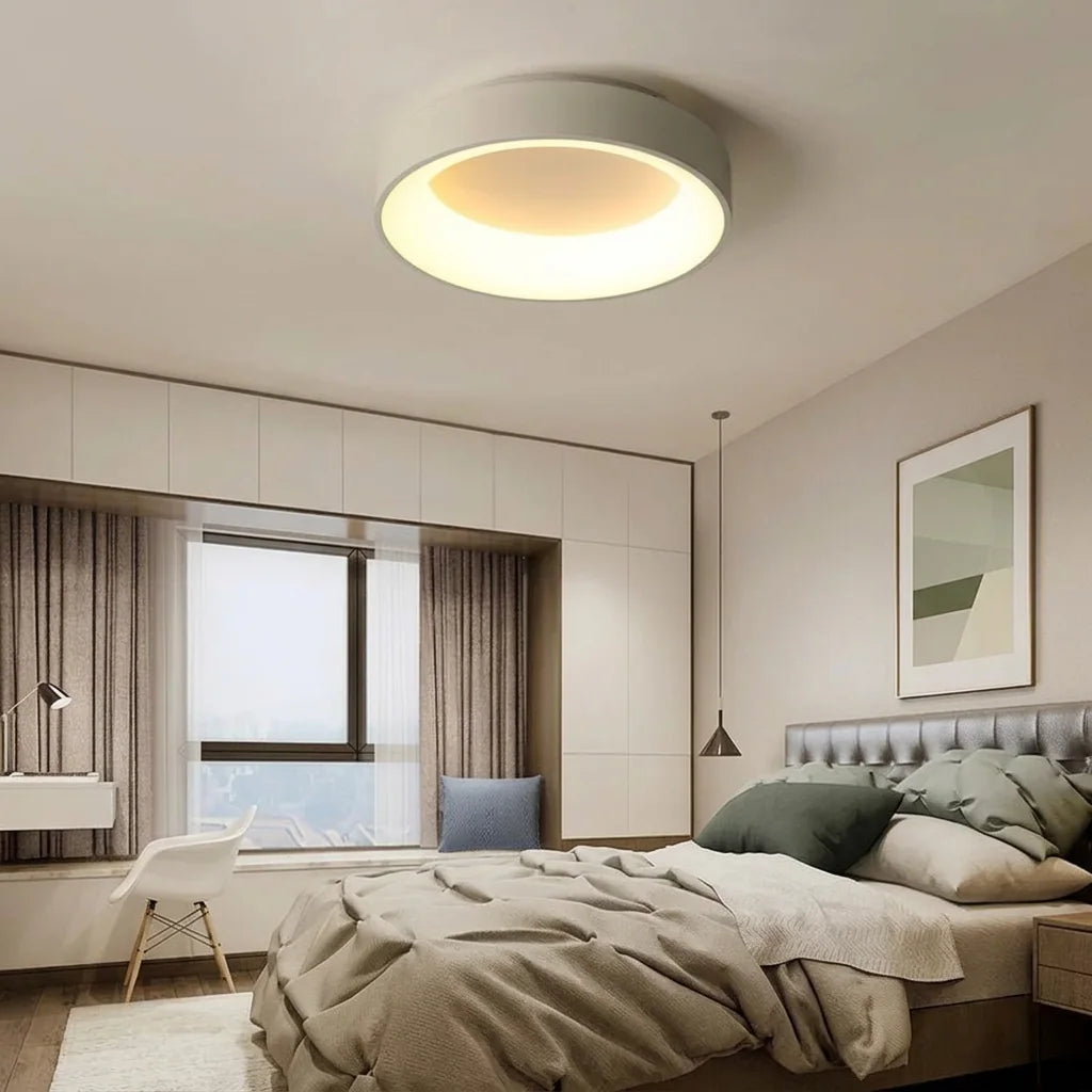 Plafonnier tambour blanc dans une chambre lumineuse