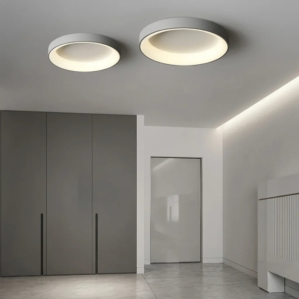 Plafonniers tambour blanc et gris dans une entrée minimaliste