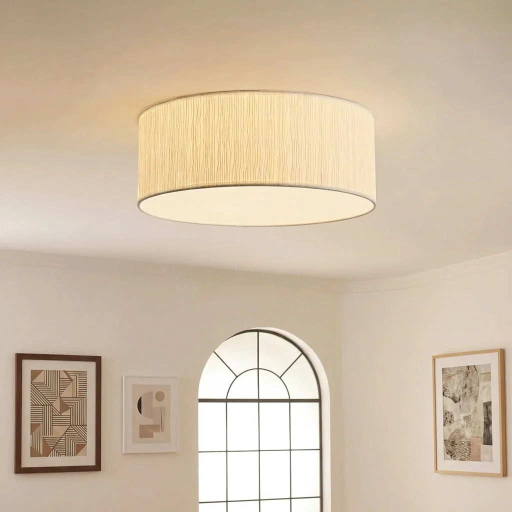 Plafonnier en lin froissé dans un salon lumineux