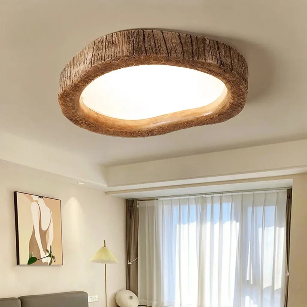 Plafonnier tronc d’arbre dans un salon scandinave