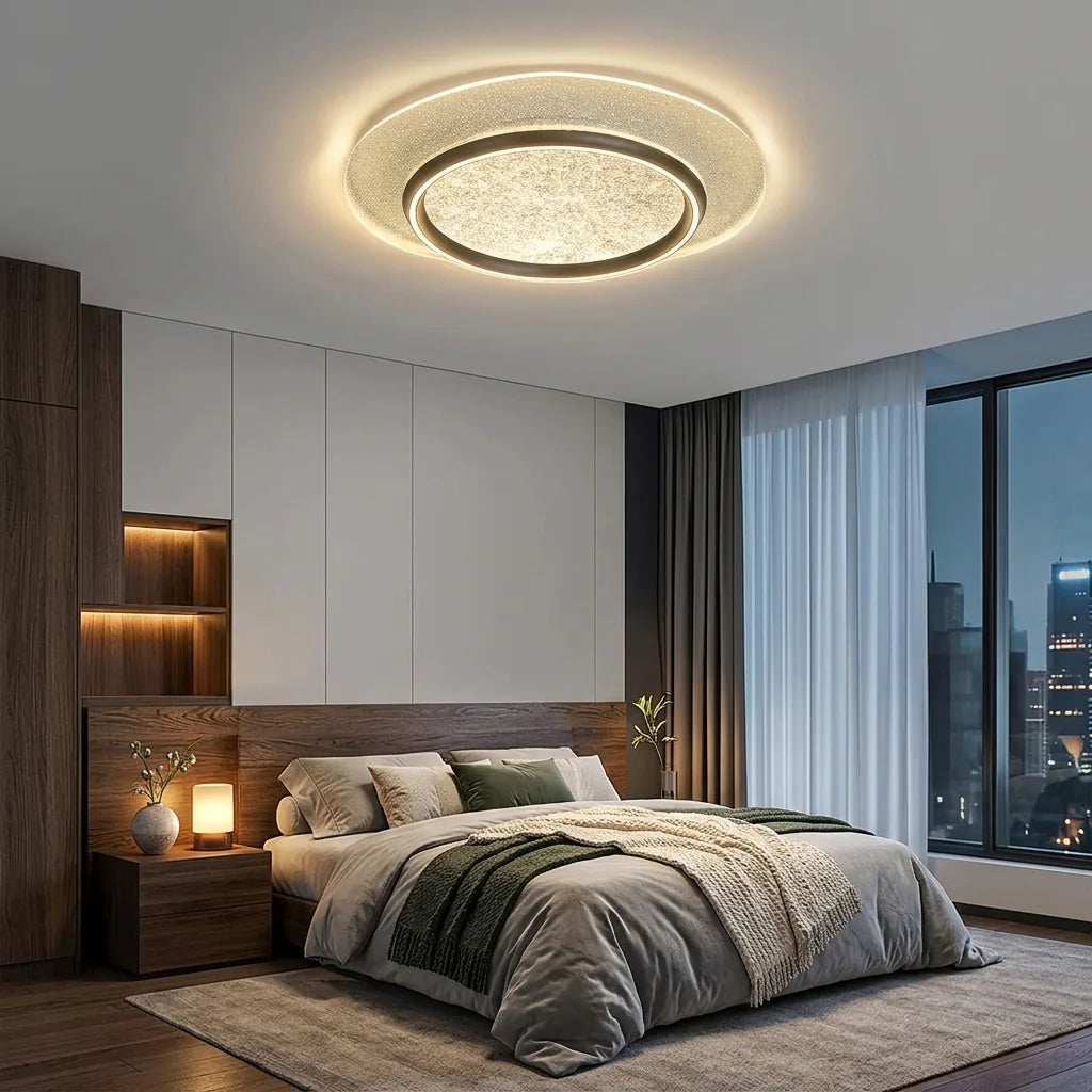 Plafonnier à bord cristal dans une chambre moderne