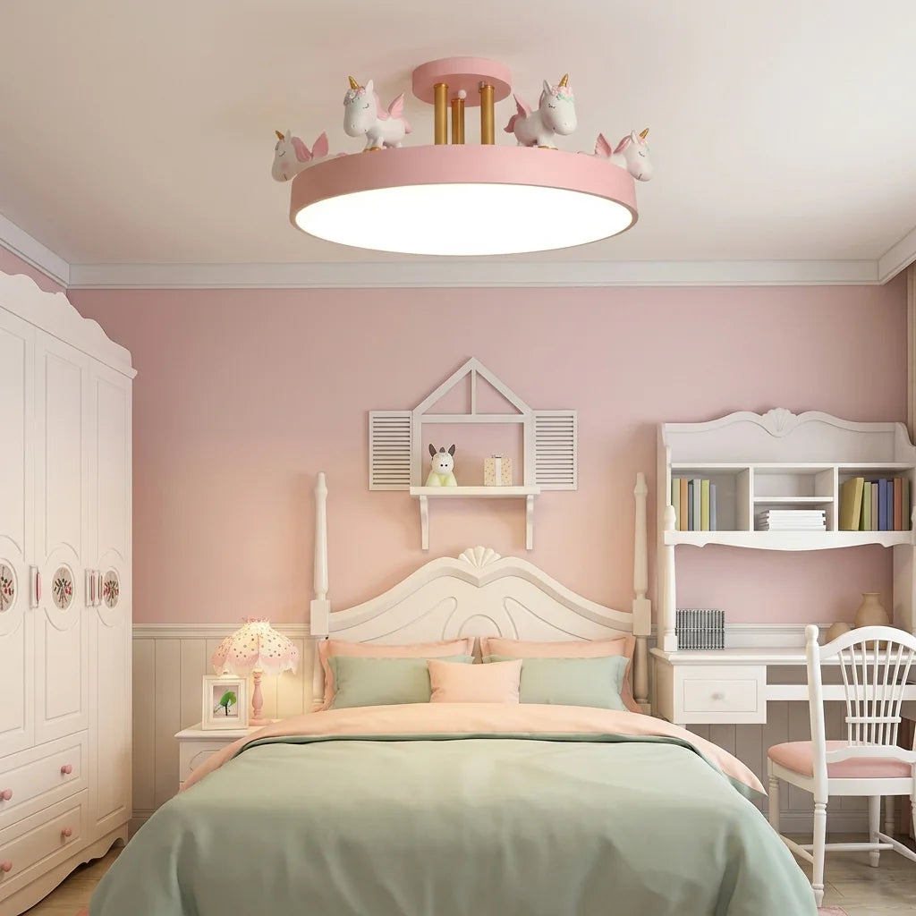 Plafonnier licornes rose dans une chambre de petite fille