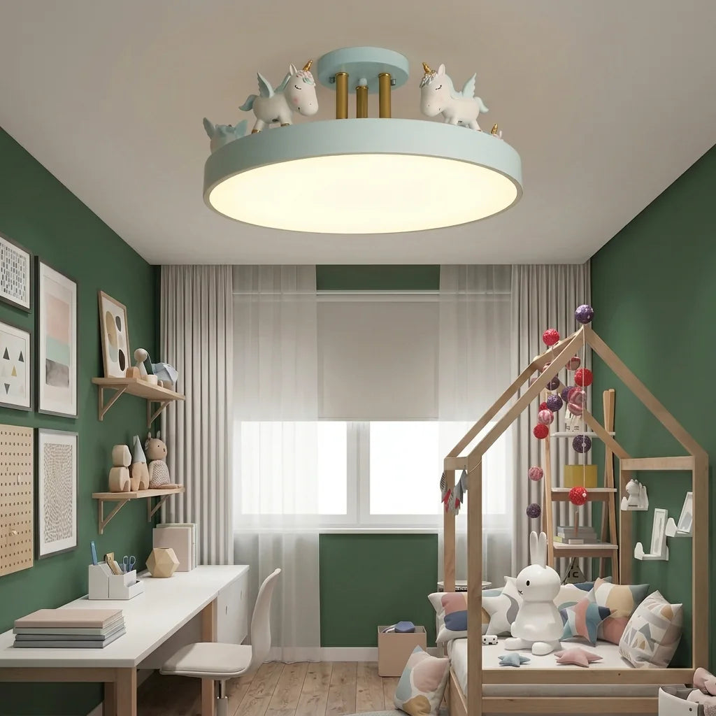 Plafonnier licornes bleu dans une chambre d’enfant aux murs verts