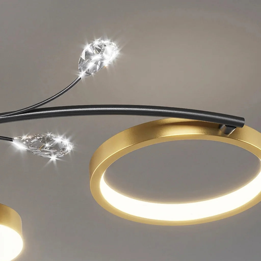 Goutte de cristal et anneau LED doré vus de près