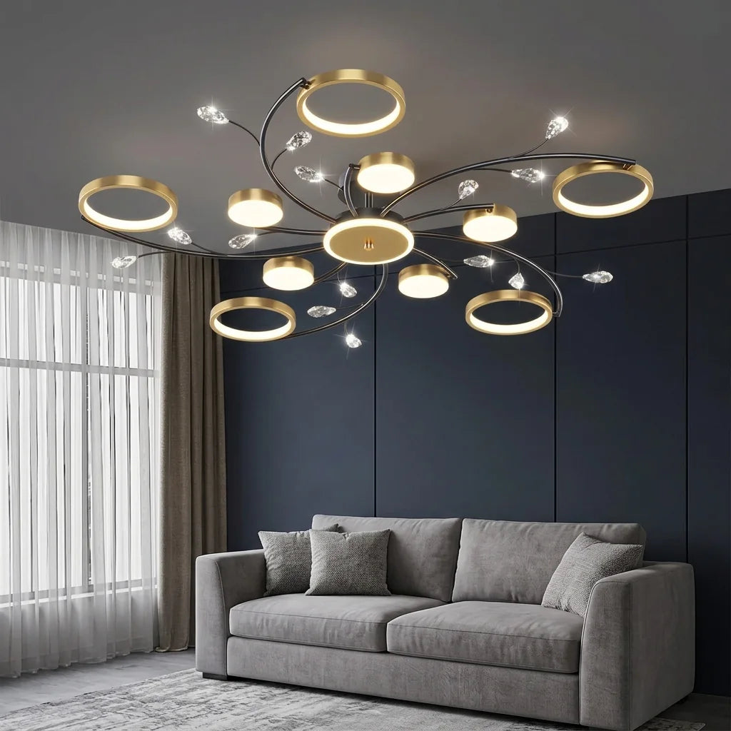 Plafonnier lustre à anneaux dans un salon aux murs bleu nuit
