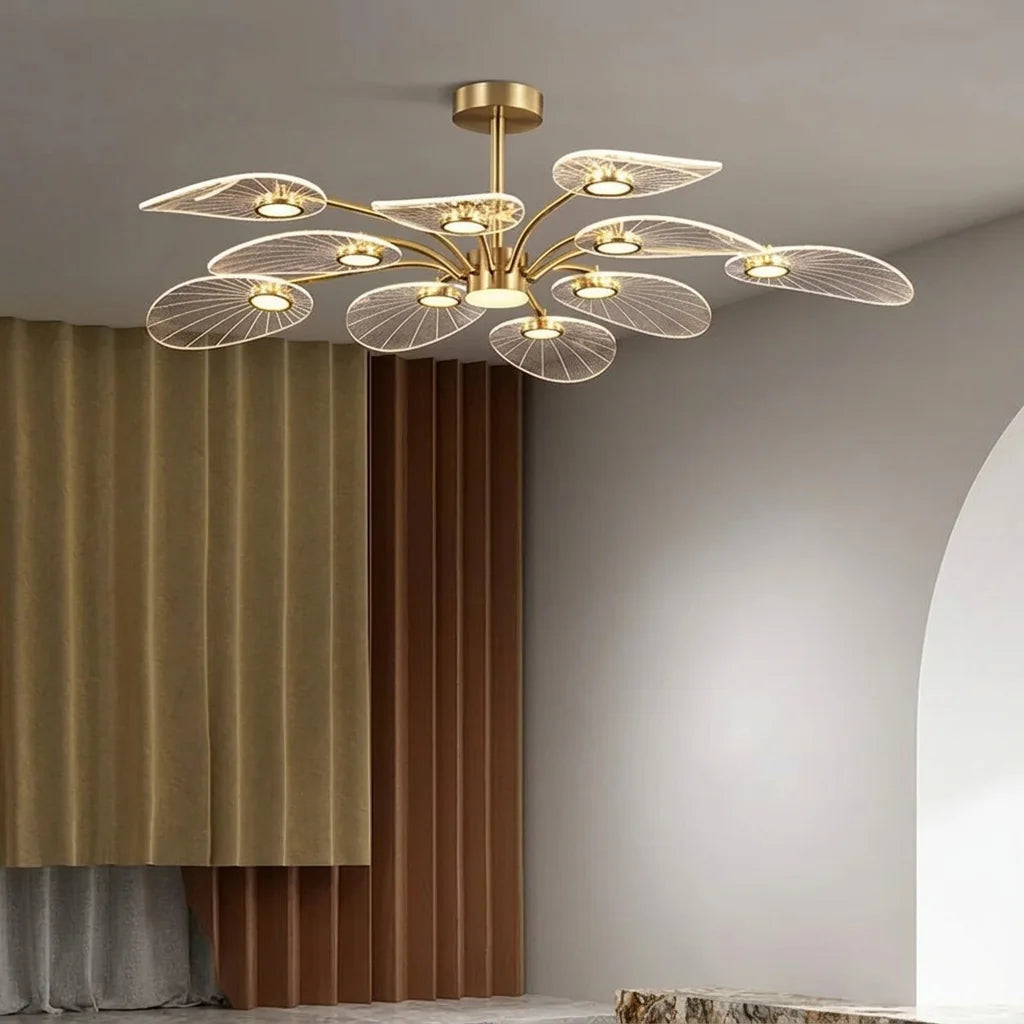 Lustre feuilles de lotus dans une pièce aux murs arrondis et tons chauds