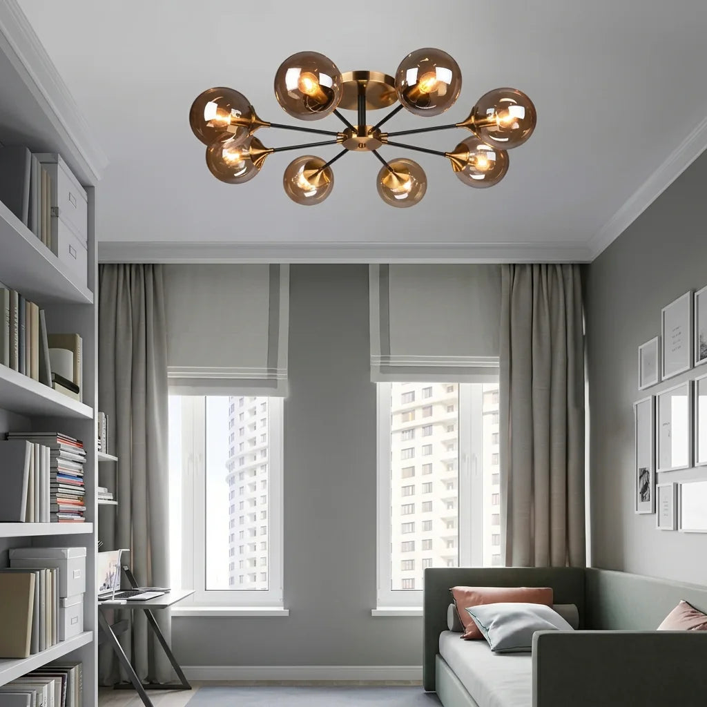 Lustre moléculaire ambré au plafond d’un salon gris
