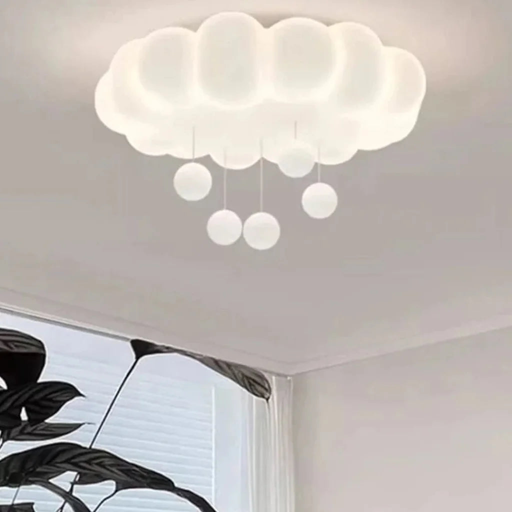 Plafonnier nuage et boules vus de près