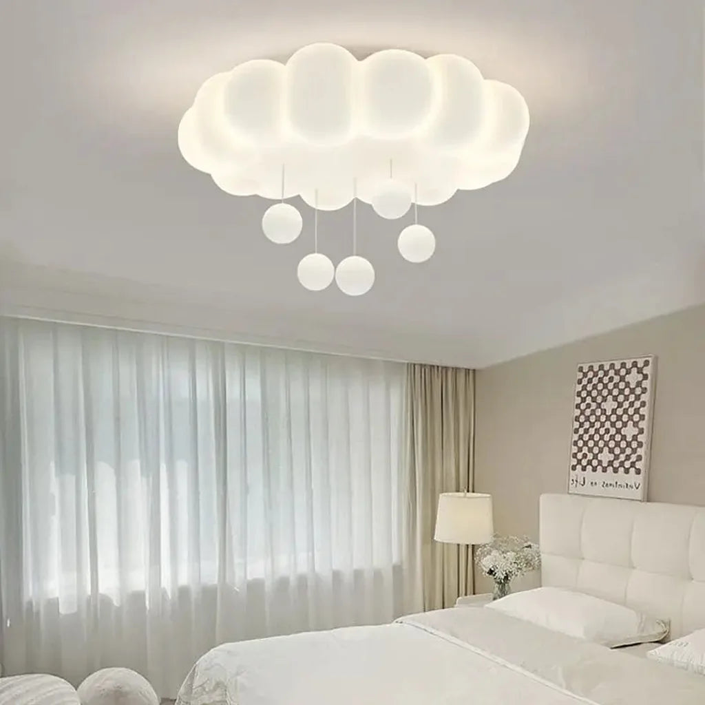 Plafonnier nuage dans une chambre claire