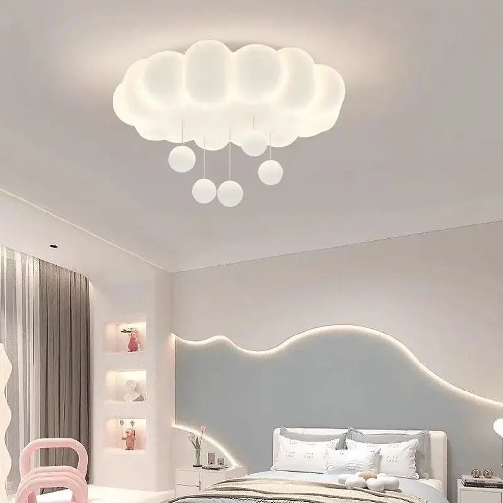 Plafonnier nuage dans une chambre d’enfant moderne