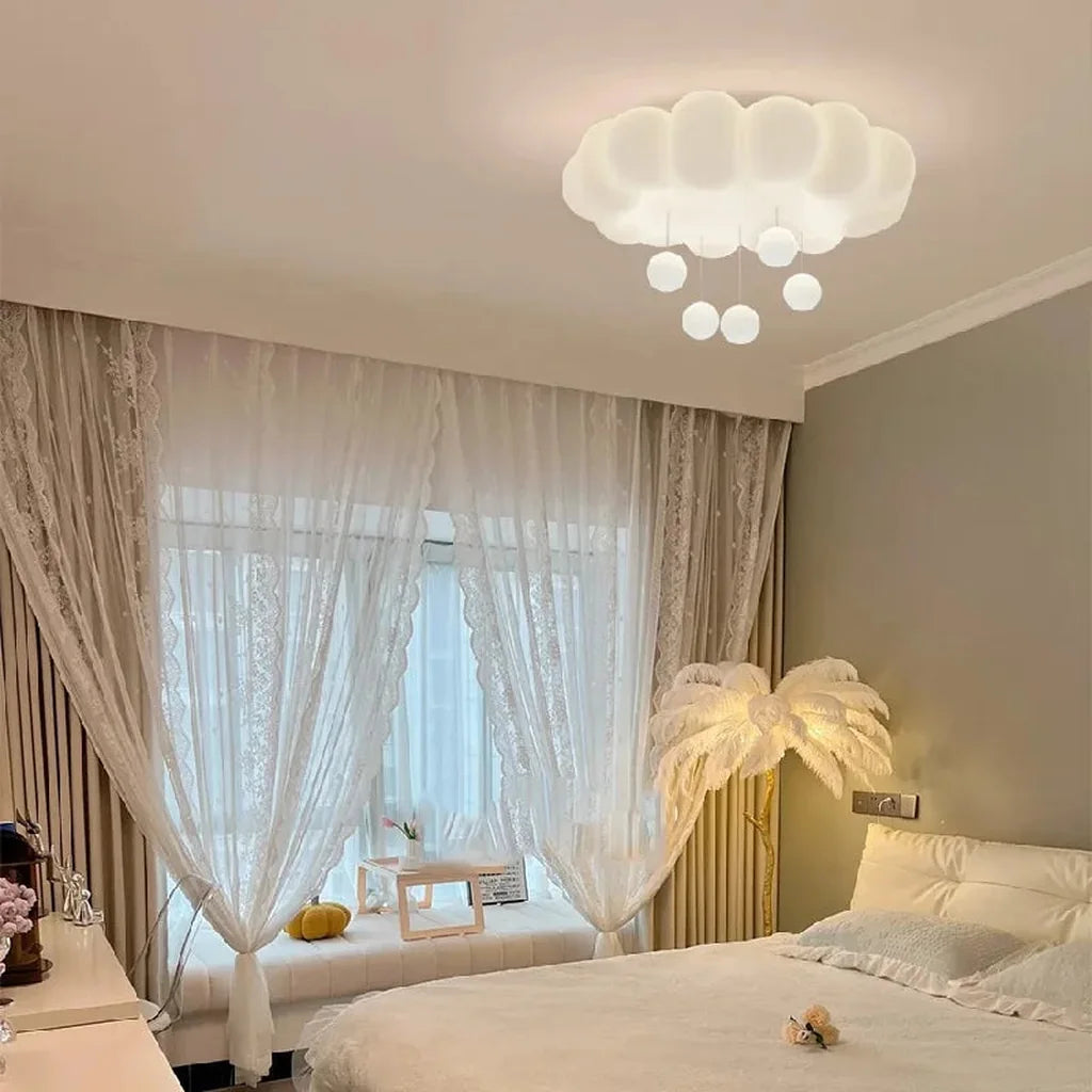 Plafonnier nuage dans une chambre romantique