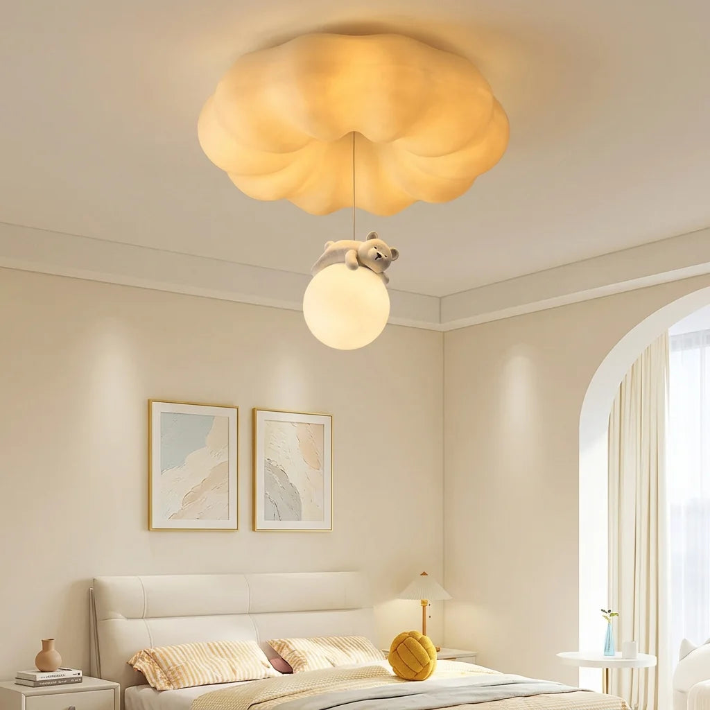 Plafonnier nuage dans une chambre aux tons crème