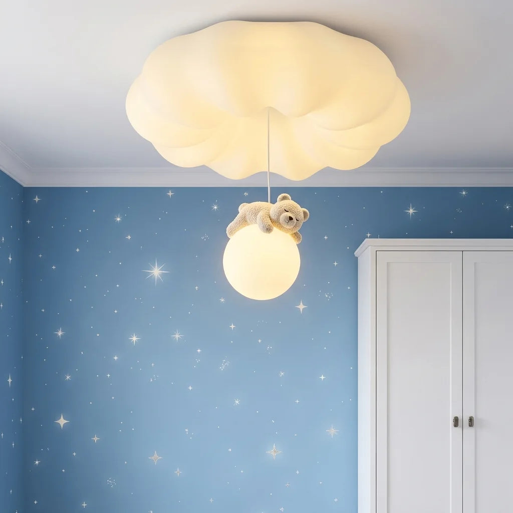 Plafonnier nuage dans une chambre d’enfant au papier peint étoilé