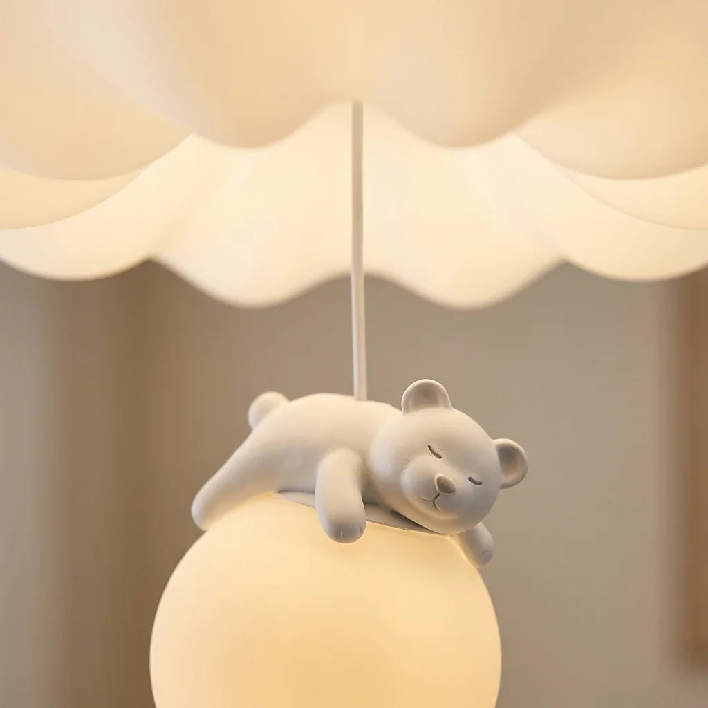 Ourson polaire endormi sur la lune lumineuse en gros plan