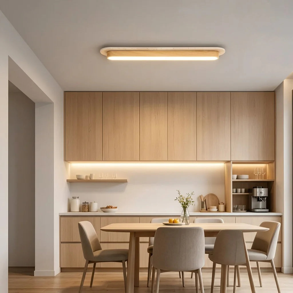 Plafonnier oblong en travertin et bois clair dans une cuisine scandinave