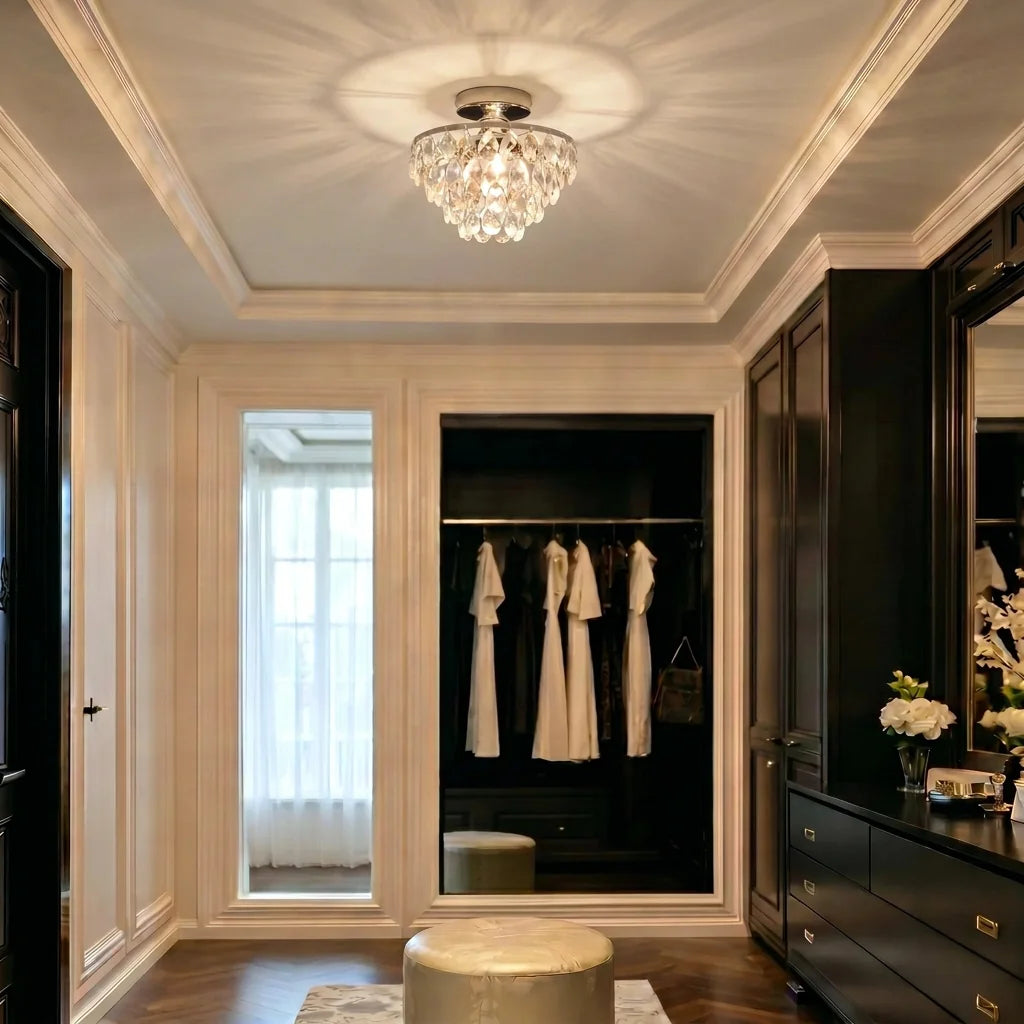 Plafonnier en cristal dans un dressing luxueux