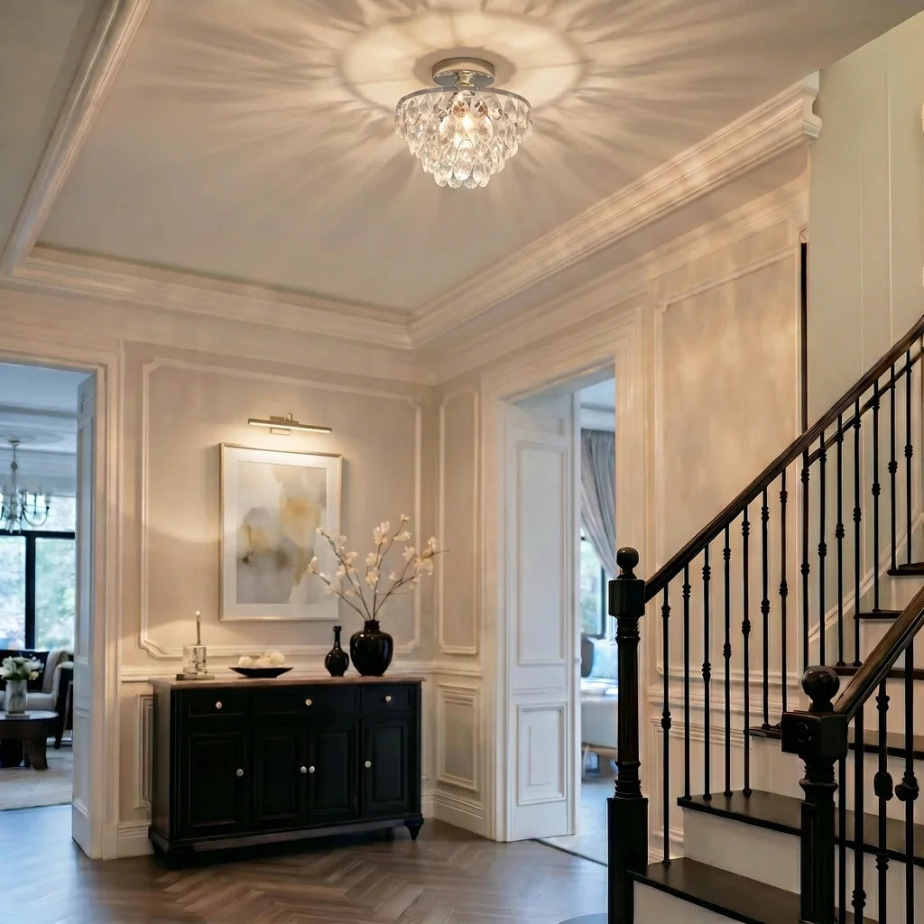 Plafonnier en cristal dans une entrée élégante avec escalier
