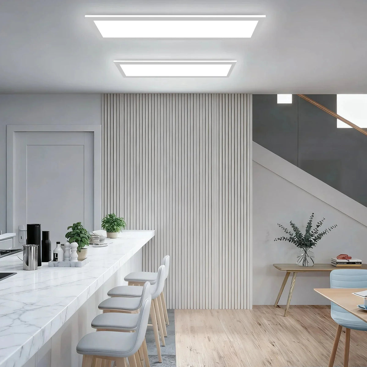 Deux panneaux LED dans une cuisine ouverte
