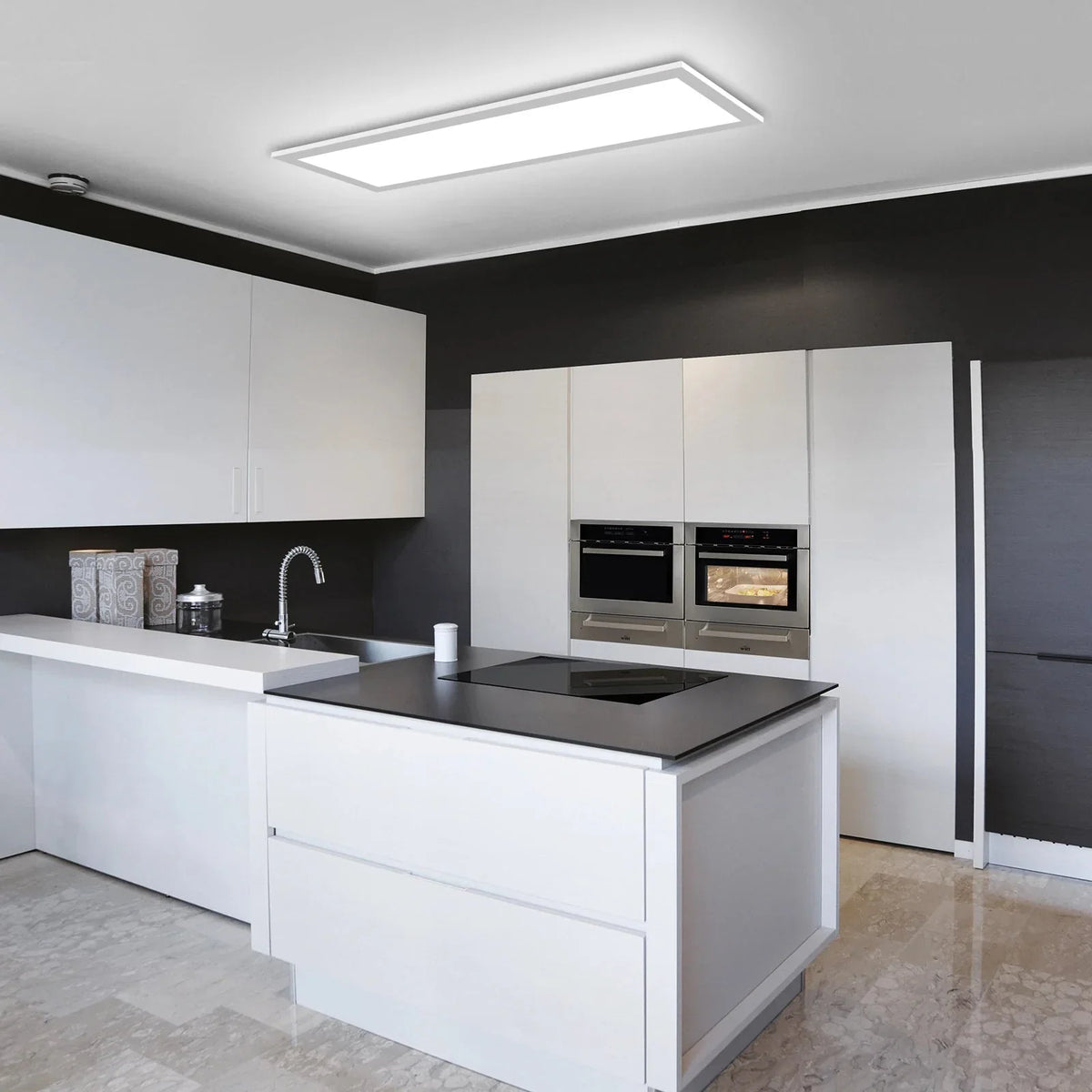 Panneau LED au-dessus d’un îlot de cuisine blanc