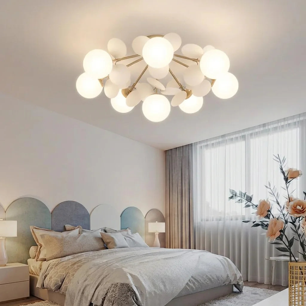 Plafonnier à pétales blancs dans une chambre lumineuse