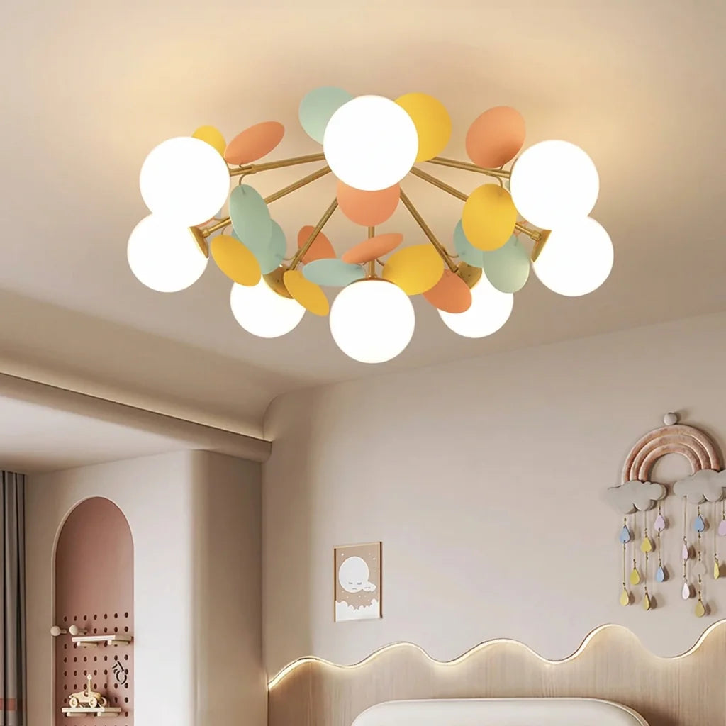 Plafonnier à pétales pastel dans une chambre d’enfant