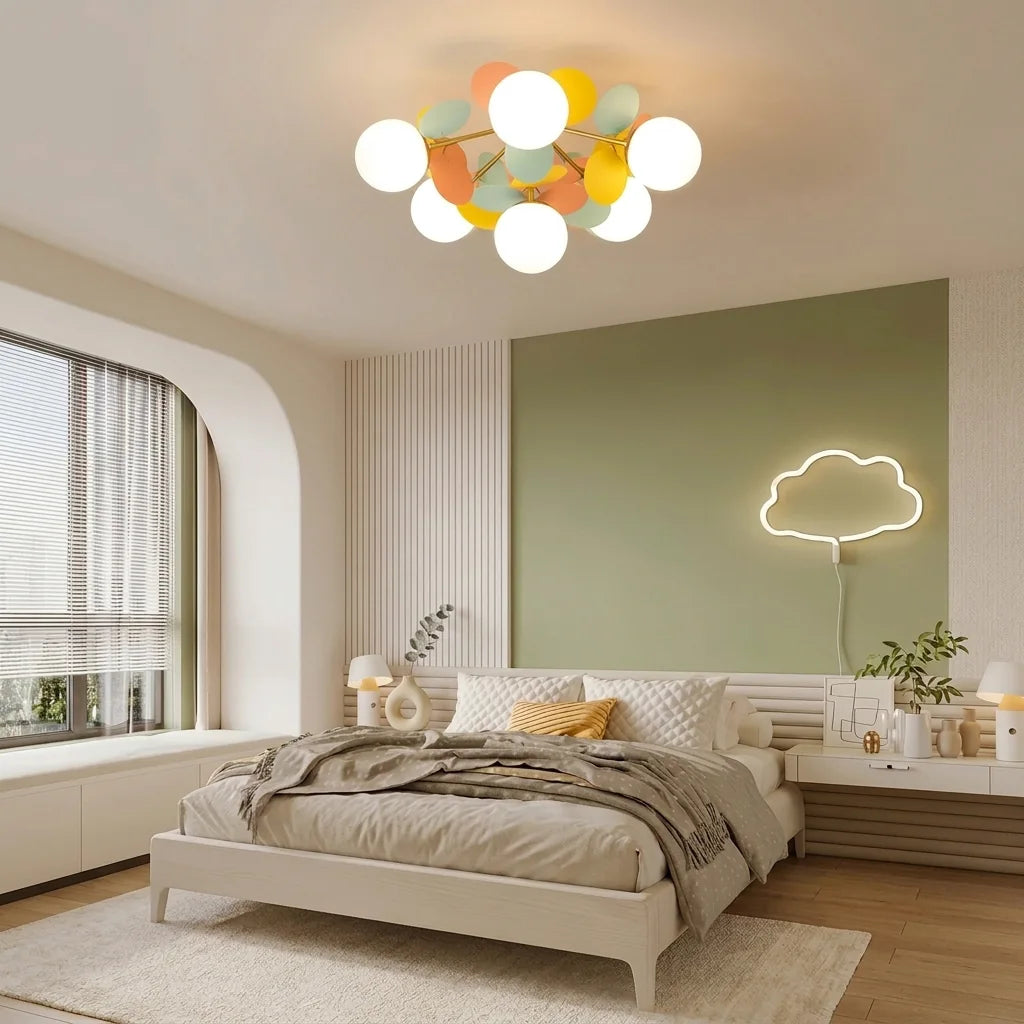 Plafonnier à pétales pastel dans une chambre vert sauge