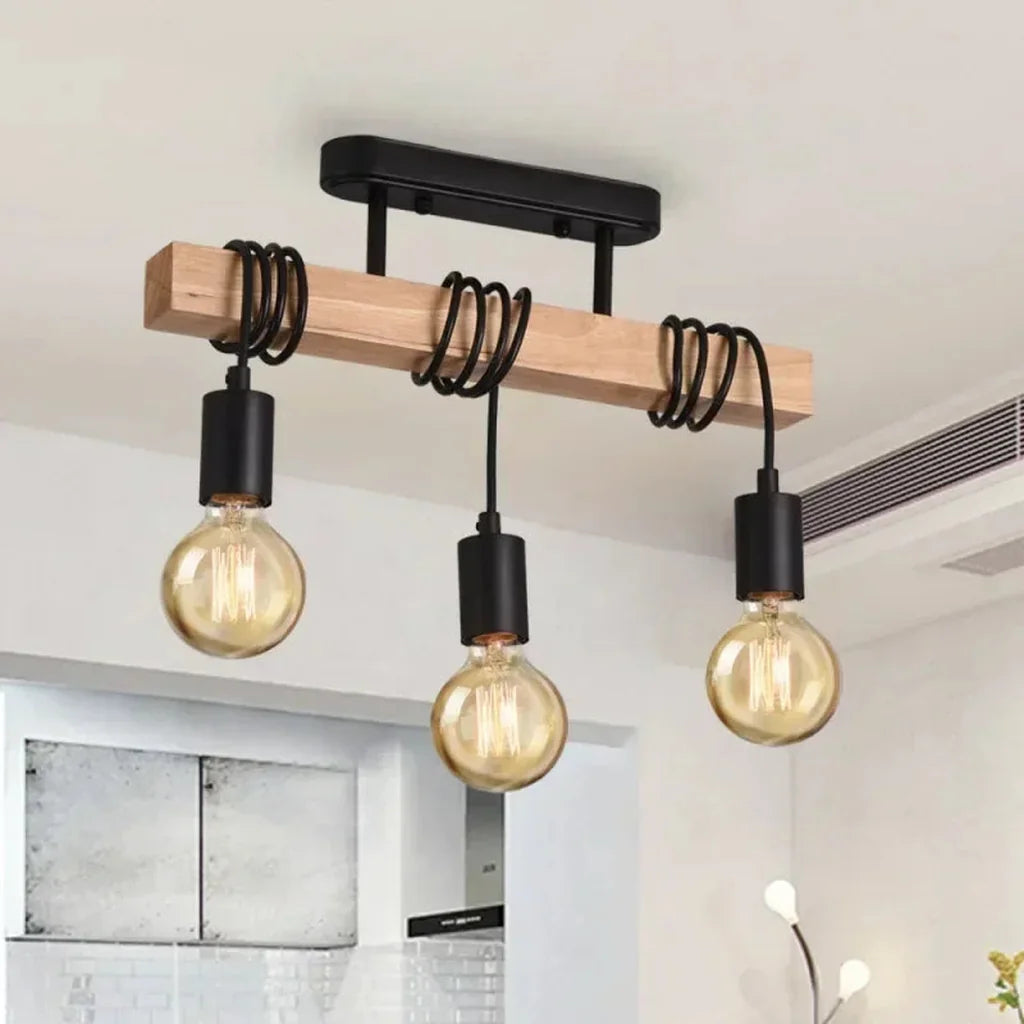 Plafonnier poutre en bois dans une cuisine claire