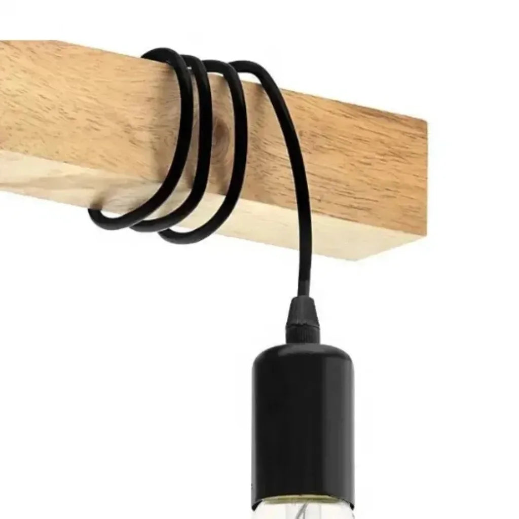 Câble noir enroulé autour de la poutre et douille vus de près