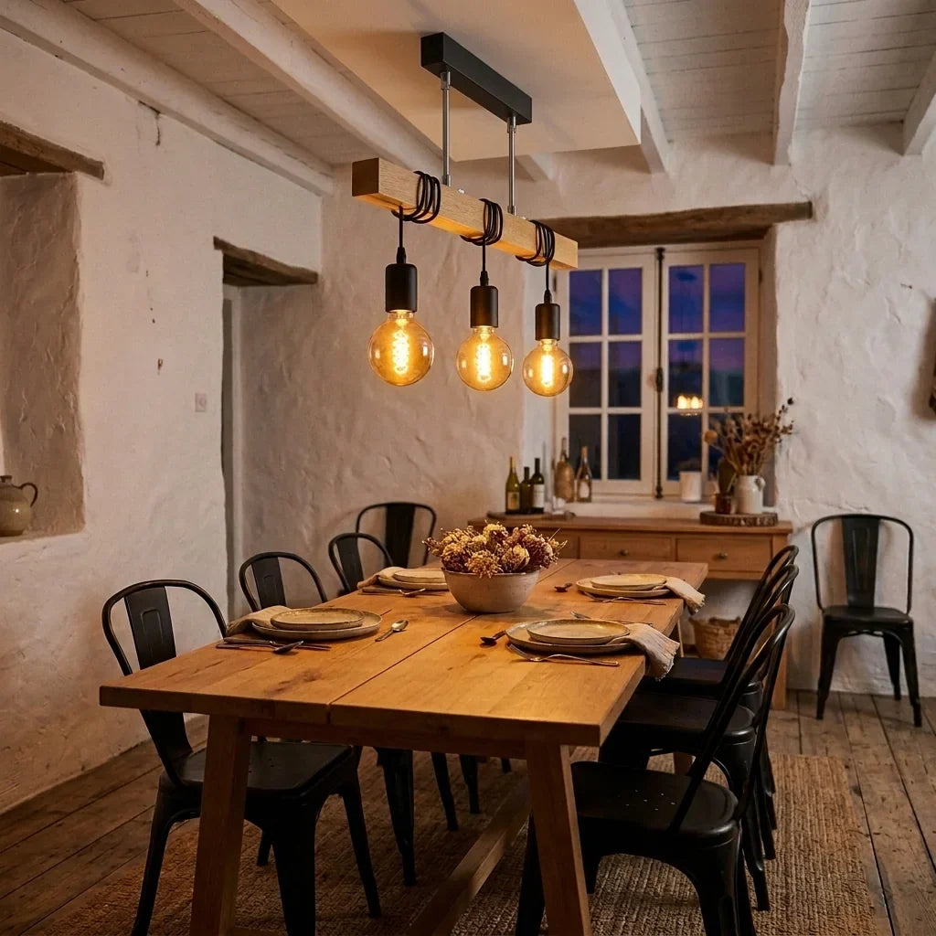 Plafonnier poutre en bois au-dessus d’une table rustique