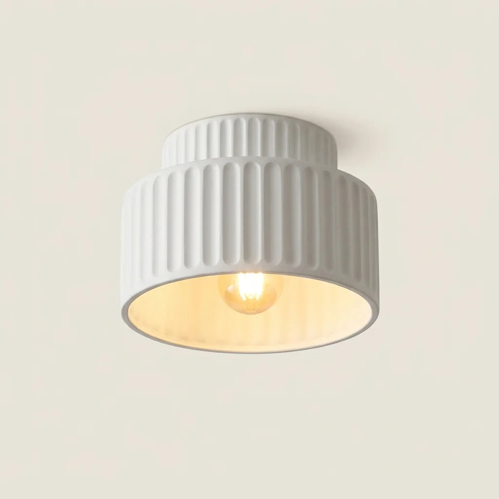 Plafonnier en résine nervurée blanche, lumière chaude