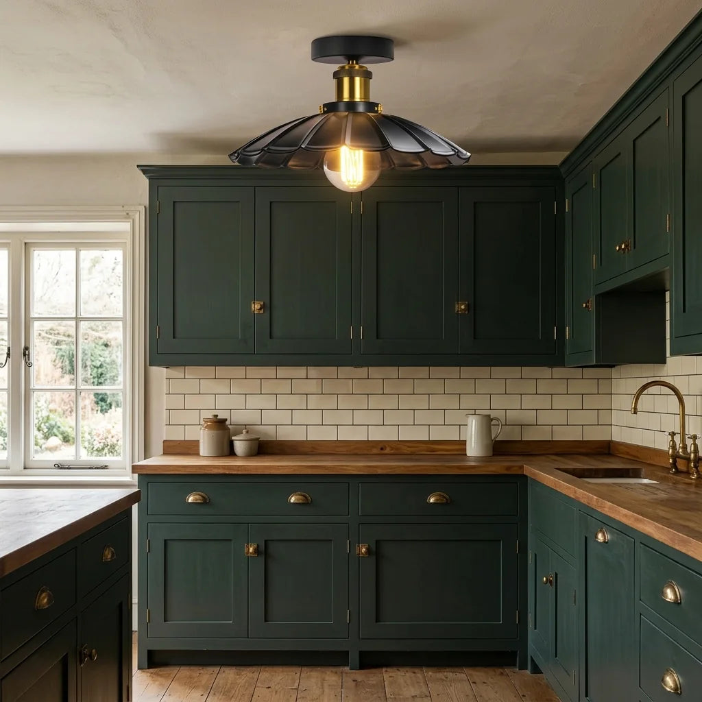 Plafonnier rétro noir dans une cuisine vintage verte