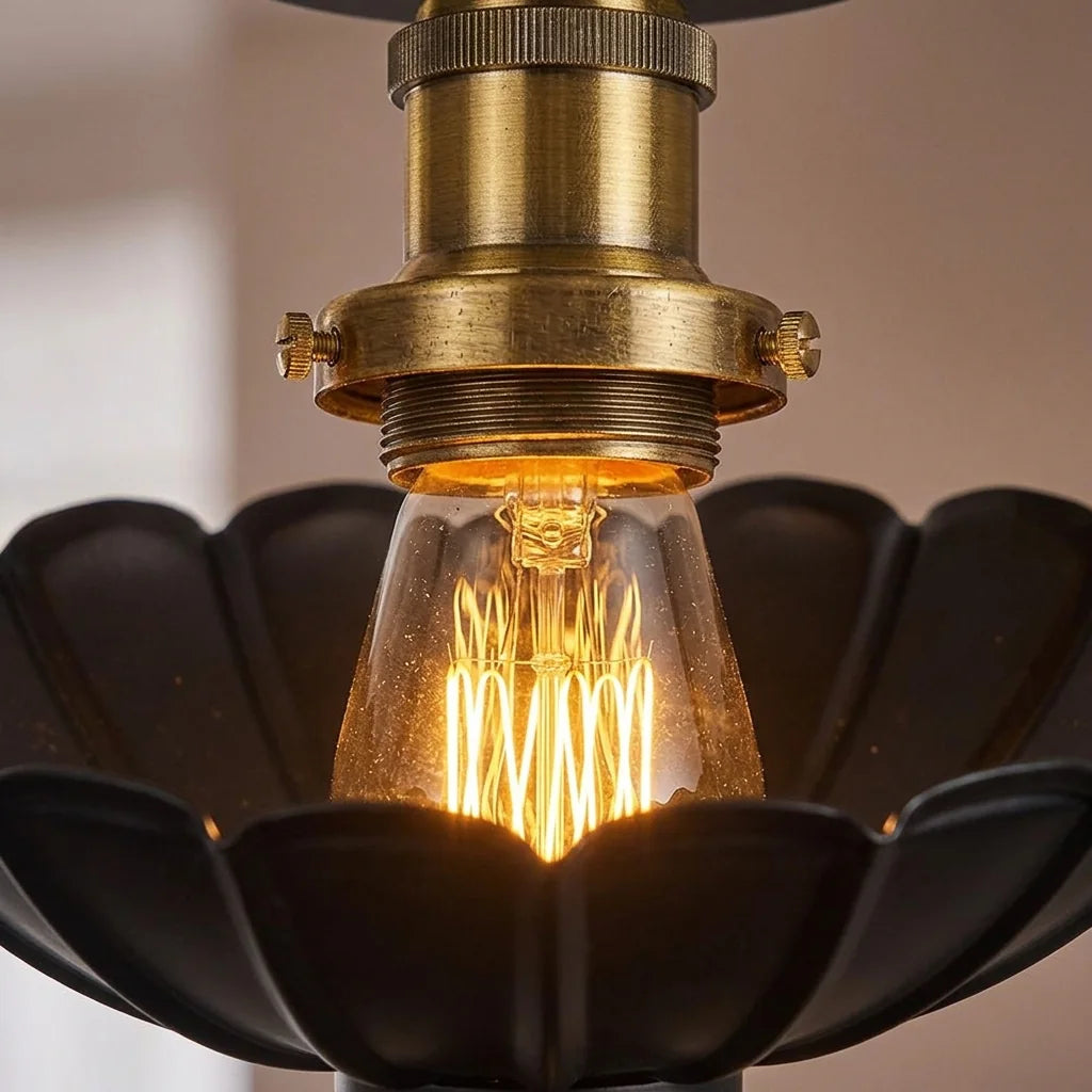 Douille couleur laiton et ampoule Edison vues de près
