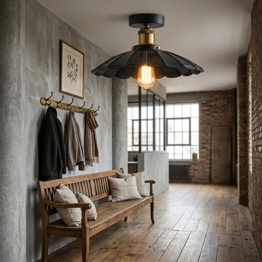 Plafonnier rétro festonné dans une entrée de loft