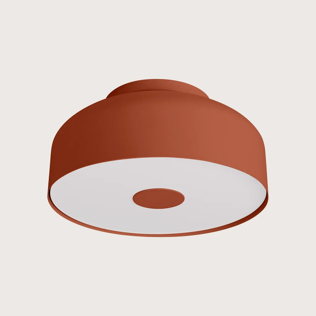 Plafonnier rond arrondi à diffuseur laiteux, coloris ocre rouge