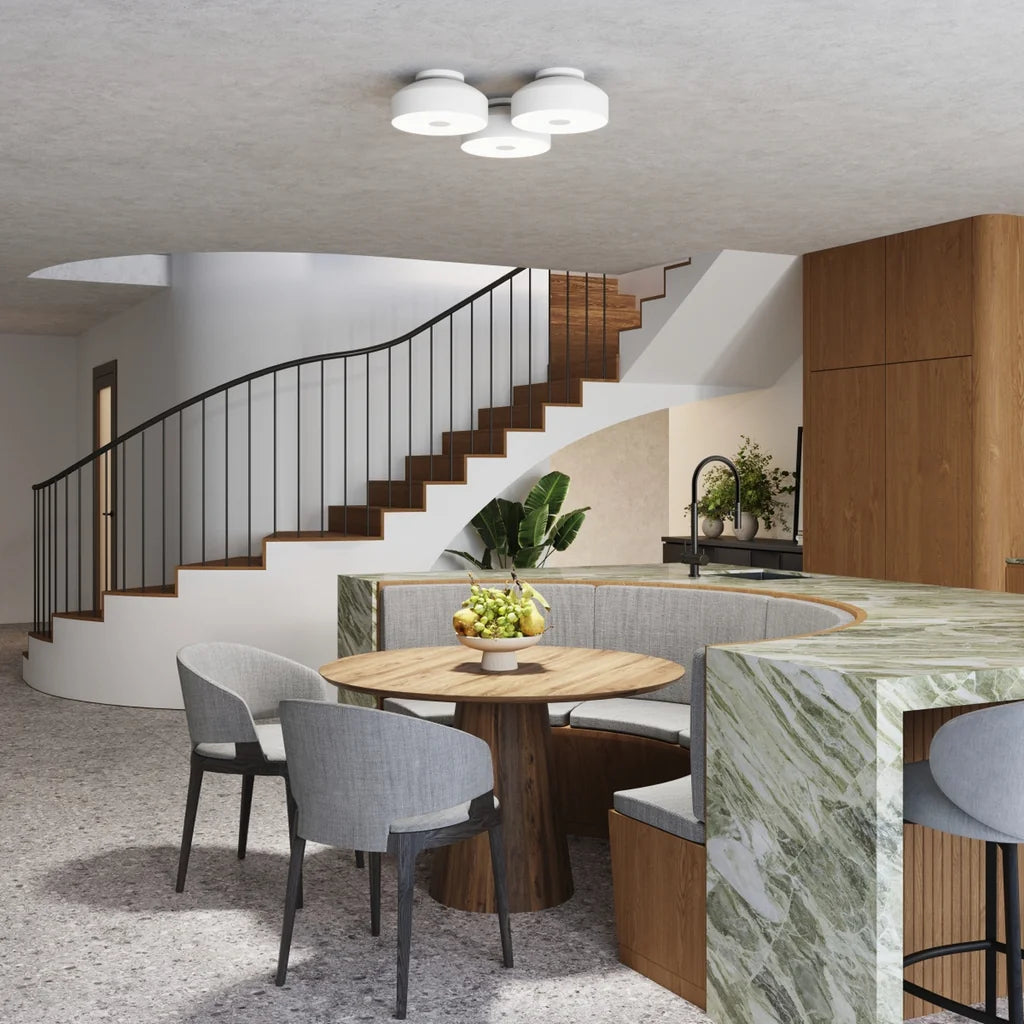 Plafonnier rond arrondi à diffuseur laiteux dans une salle à manger