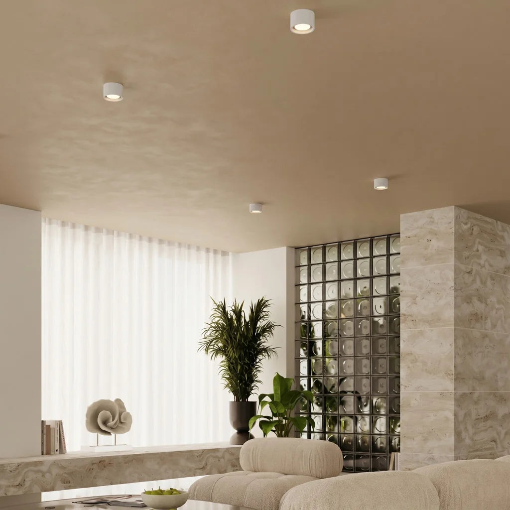Plafonnier rond extra-plat en aluminium dans un salon