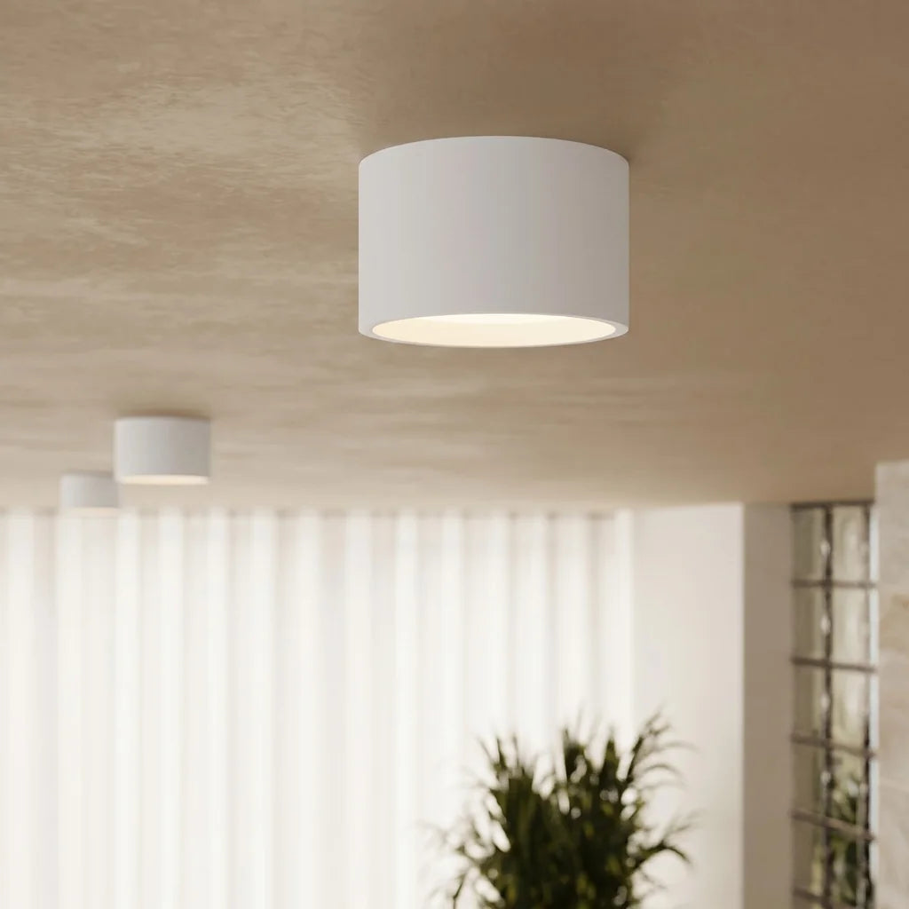 Plafonnier rond extra-plat en aluminium dans un salon