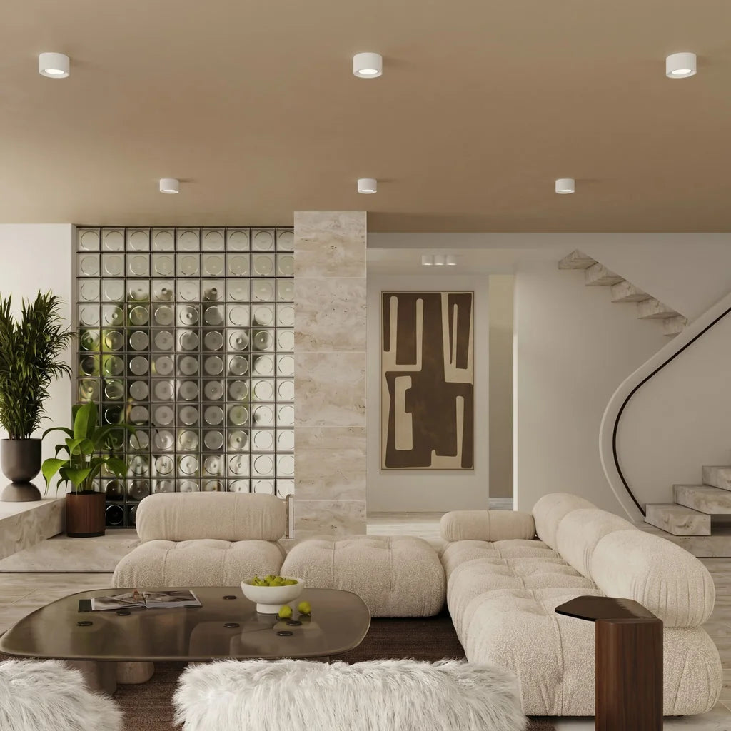 Plafonnier rond extra-plat en aluminium dans un salon