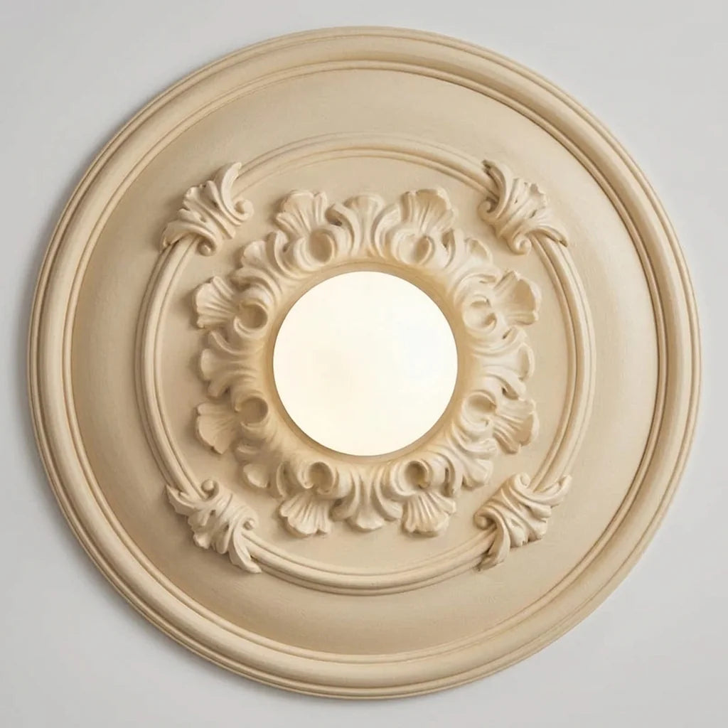 Rosace crème sculptée de feuilles d’acanthe vue de près