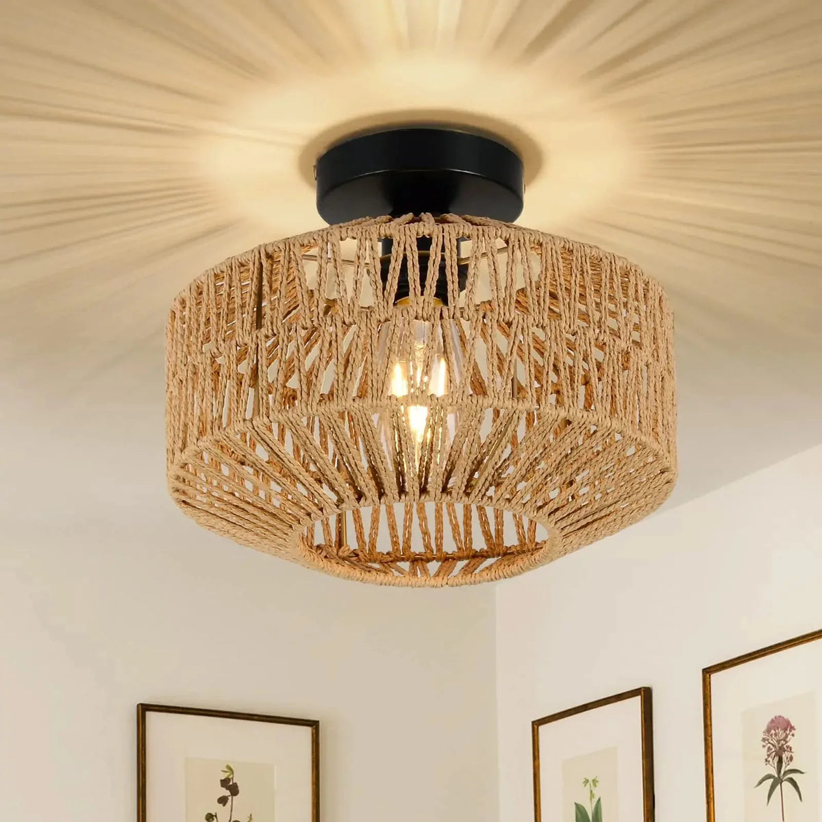 Plafonnier en rotin projetant des ombres chaleureuses au plafond