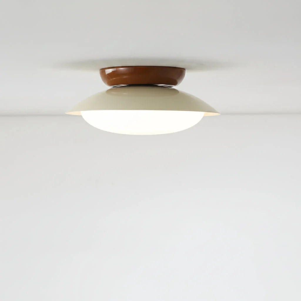 Plafonnier soucoupe jaune allumé en lumière chaude