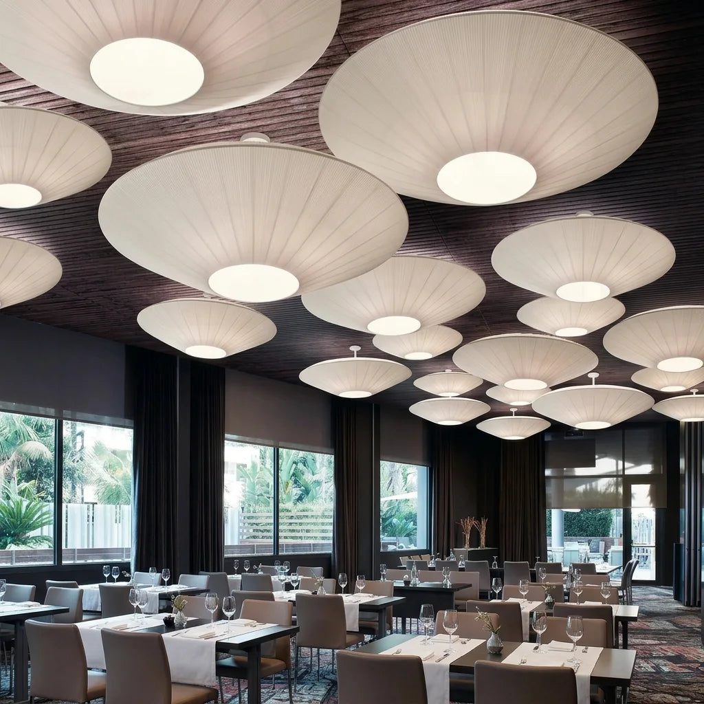 Plafonniers en tissu plissé au plafond d’un restaurant